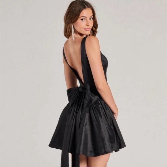 Brenda Low Back Bow Taffeta Skater Dress- like new!!! Only wore once! - Picture 1 of 4